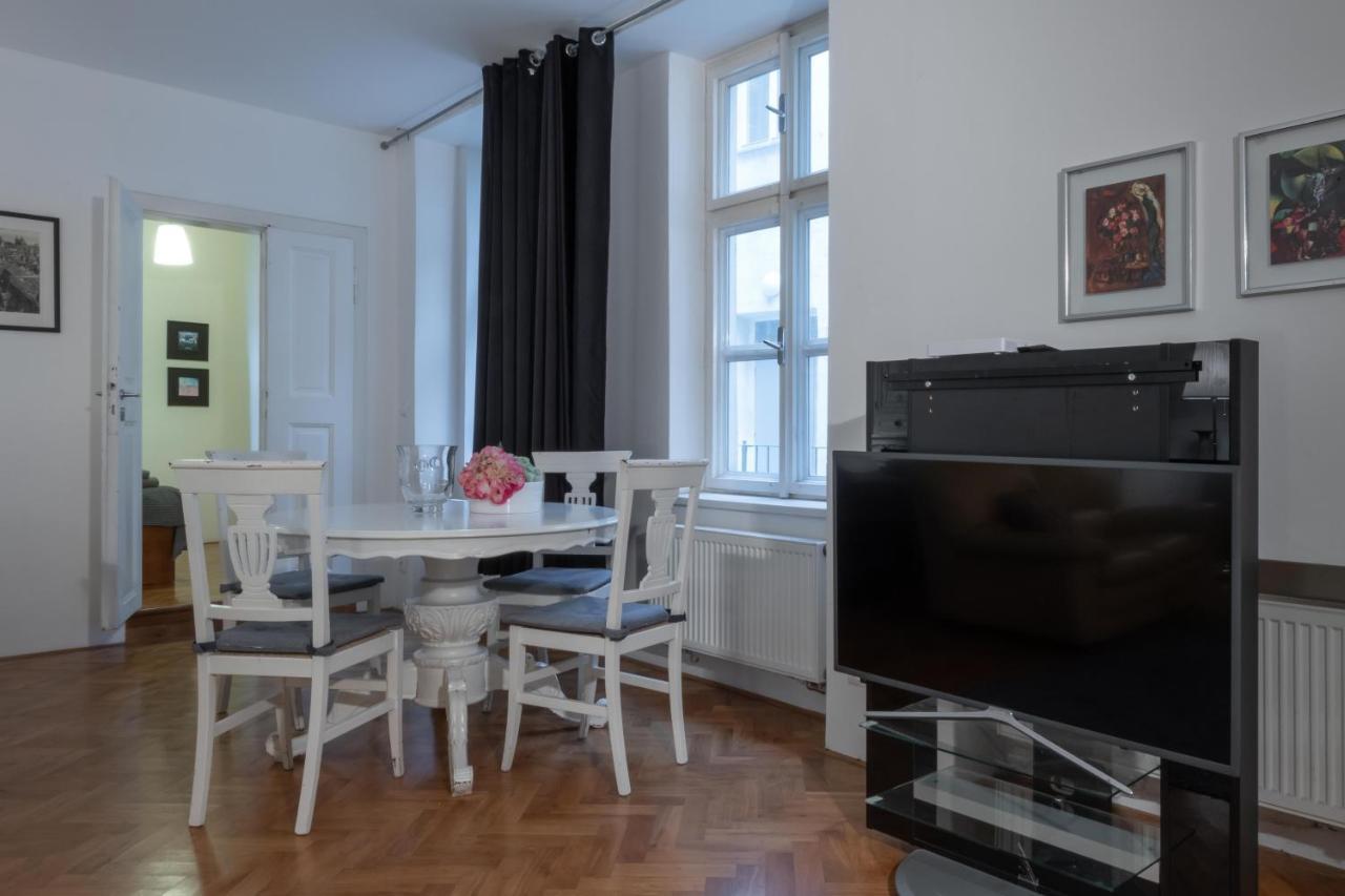 Apartman Carolinum Praga Exterior foto